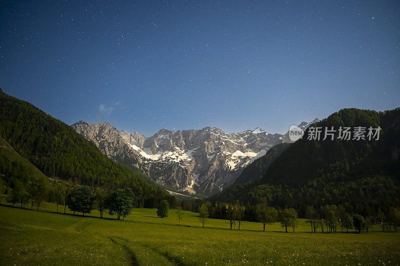 Zgornje Jezersko山谷春天的夜景